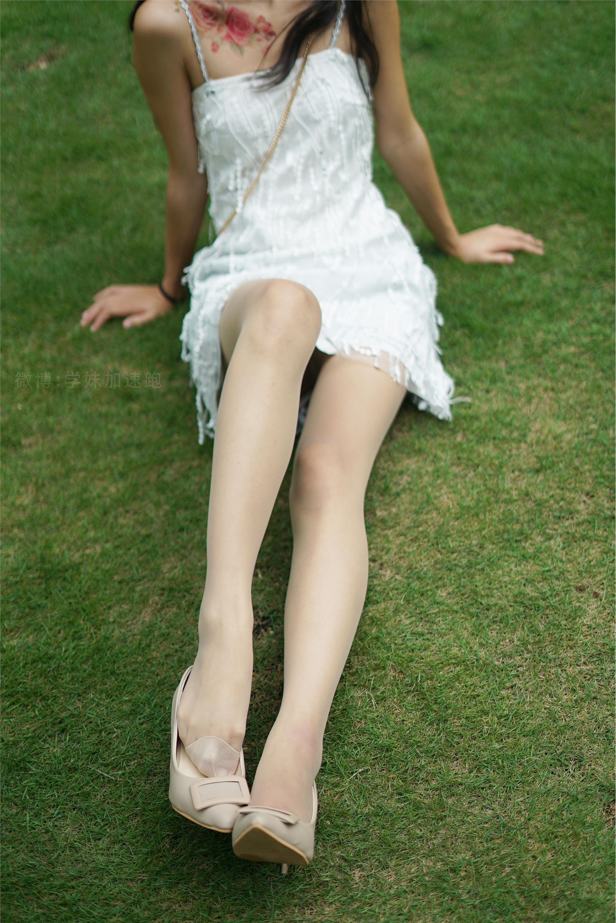 学妹加速跑 XM079《草地上的绿茶jio-鹿酱》